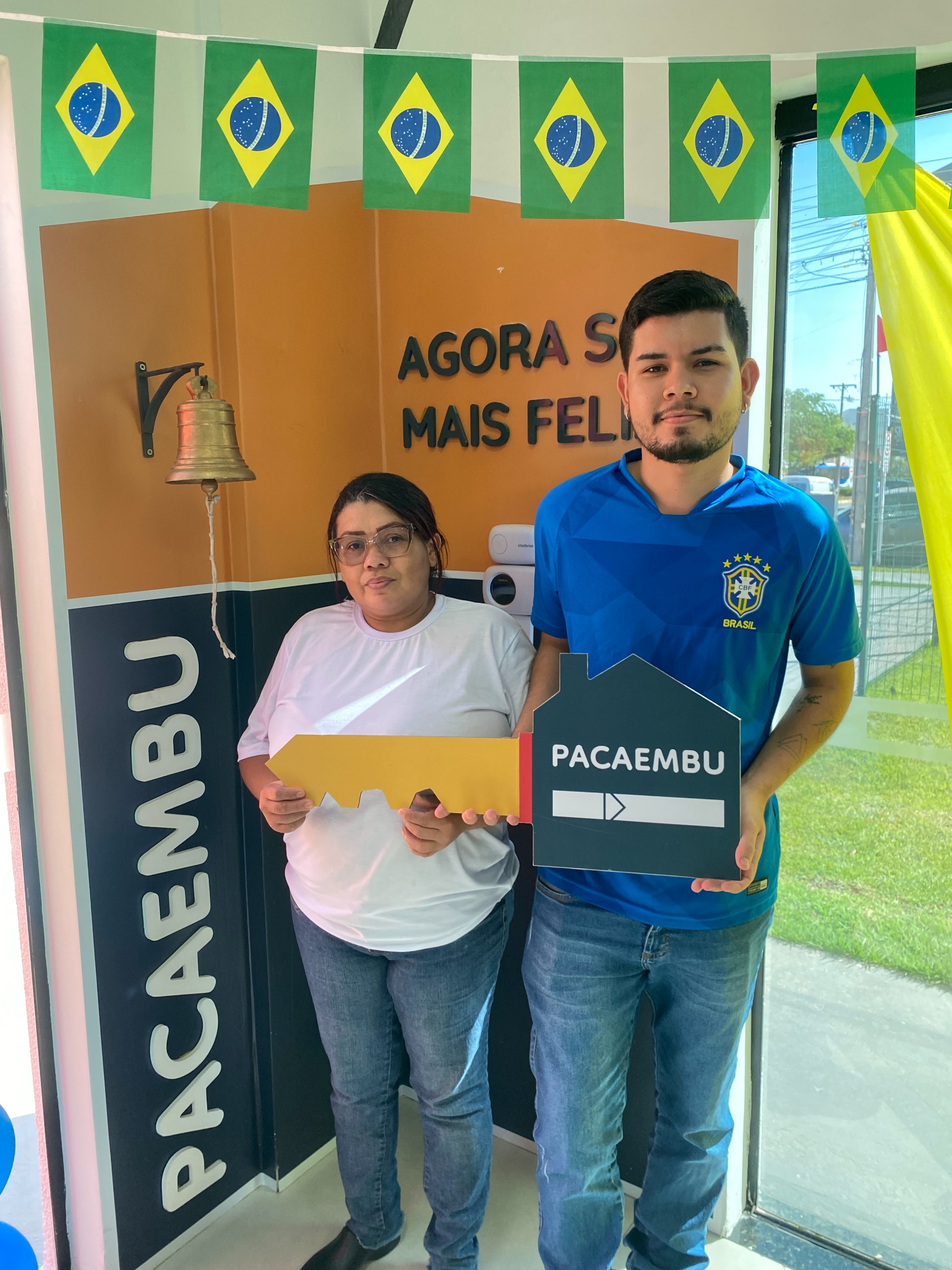 Cliente recebendo a chave da casa própria
