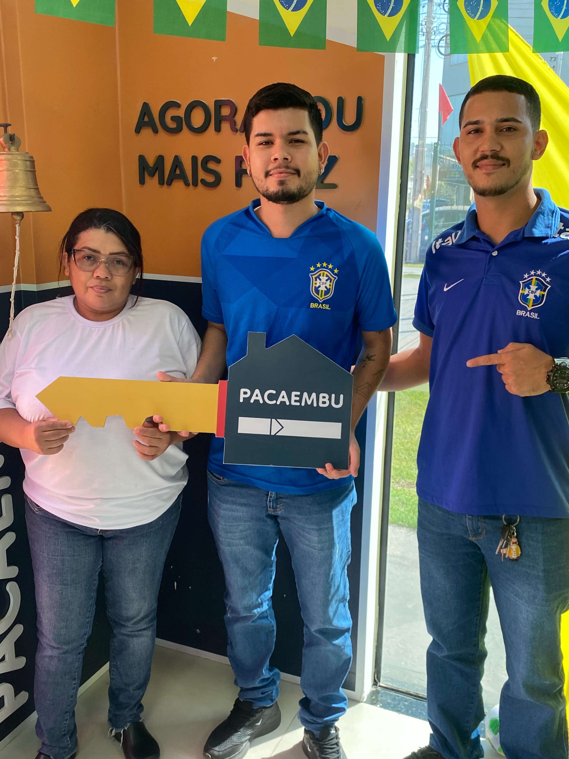 Clientes comemorando a conquista da casa própria
