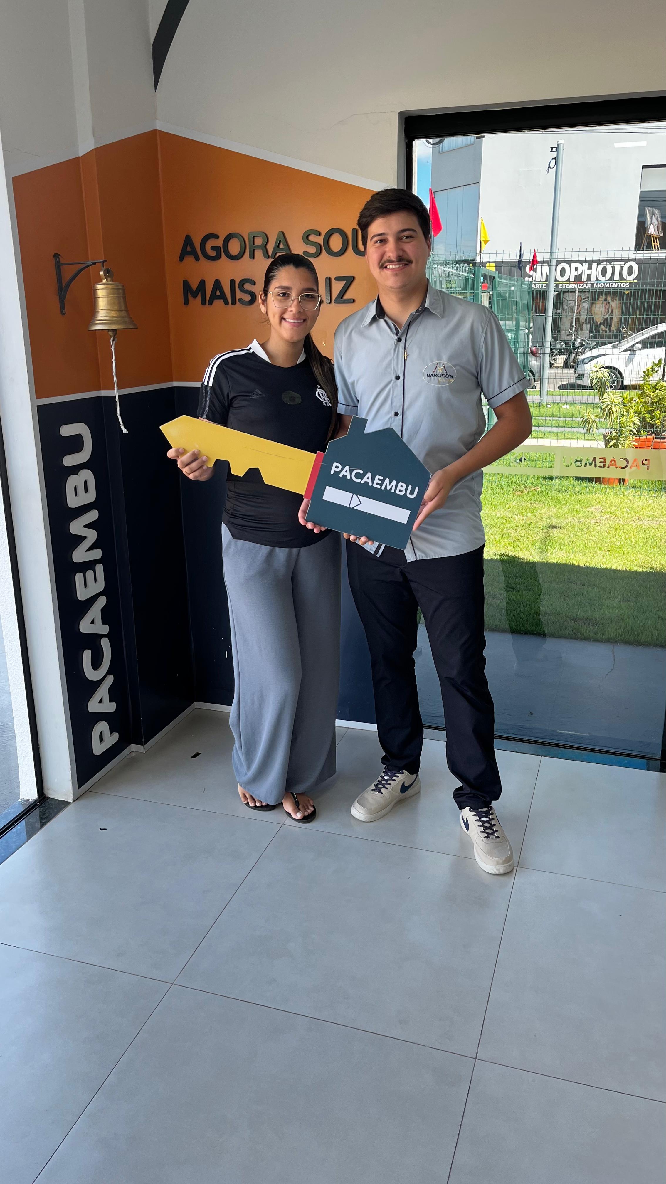 Casal recebendo a chave da casa própria