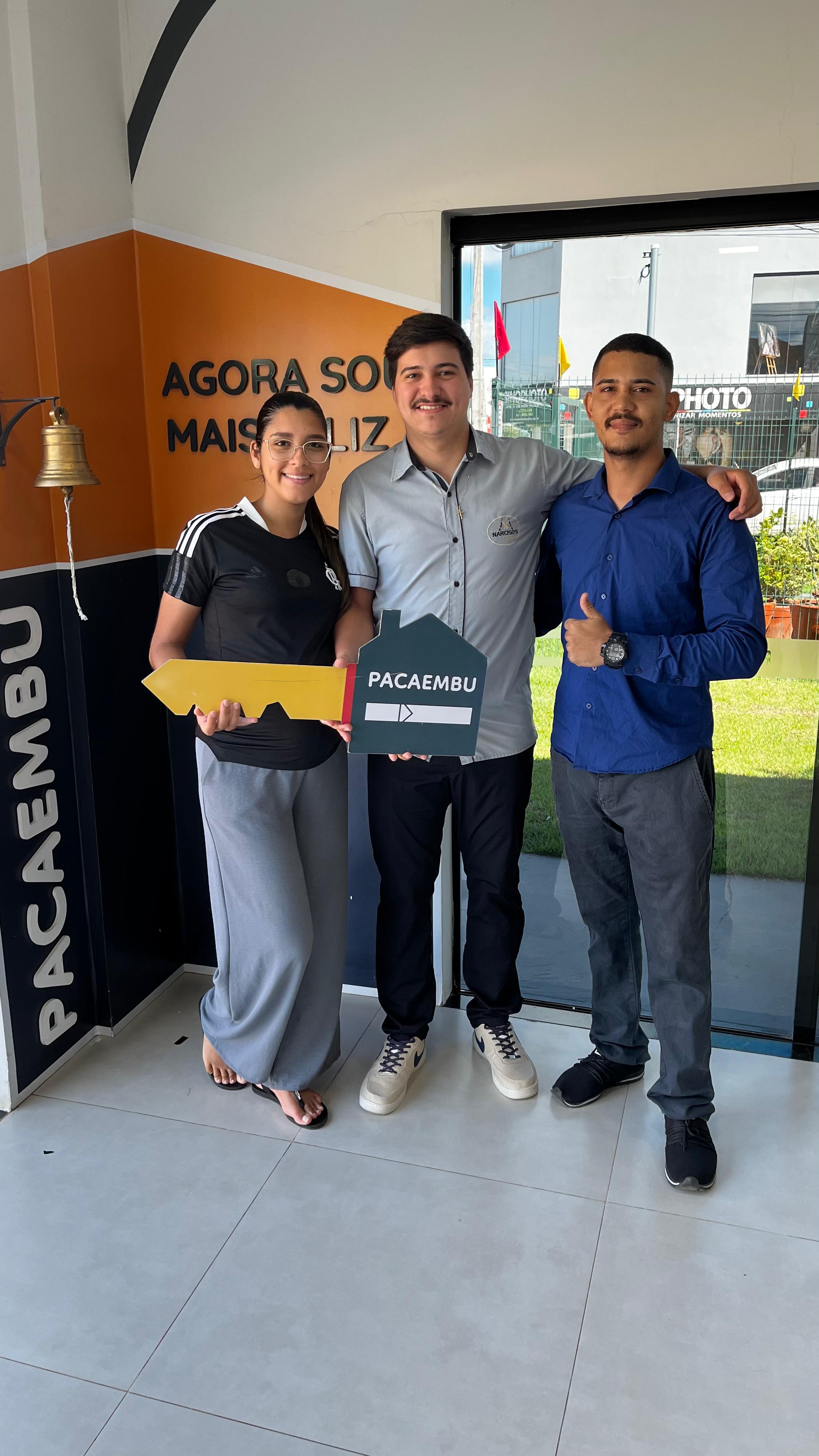 Clientes felizes com a chave da casa