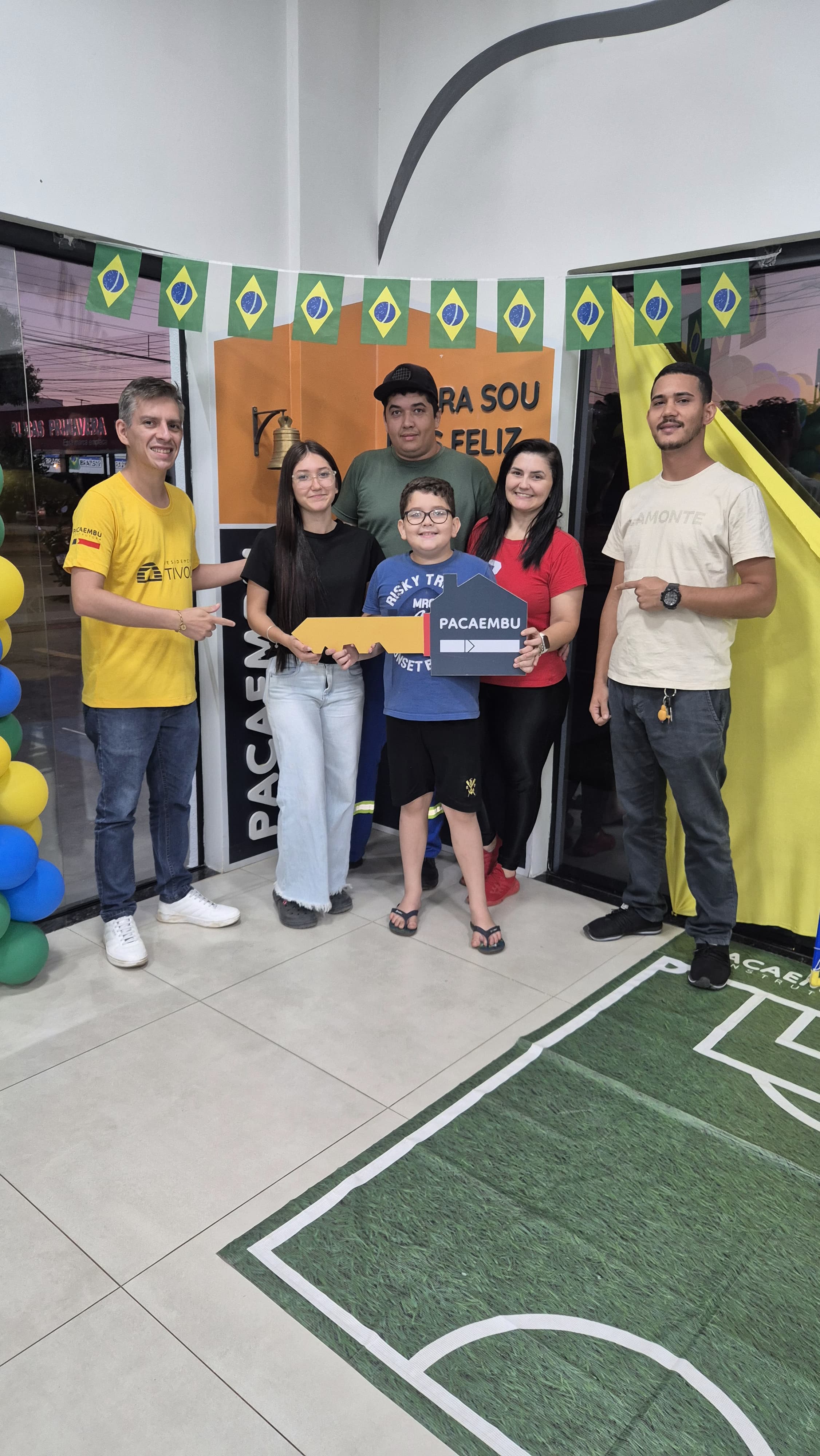 Família com a equipe na conquista da casa