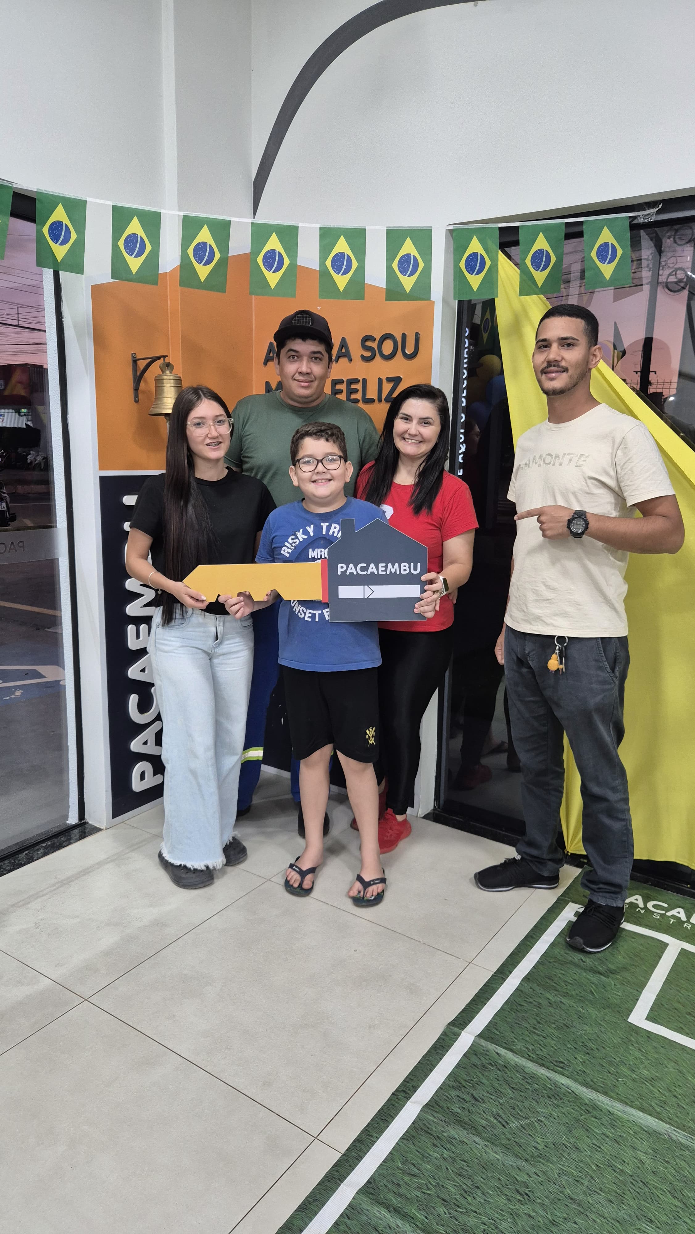 Família completa na entrega das chaves